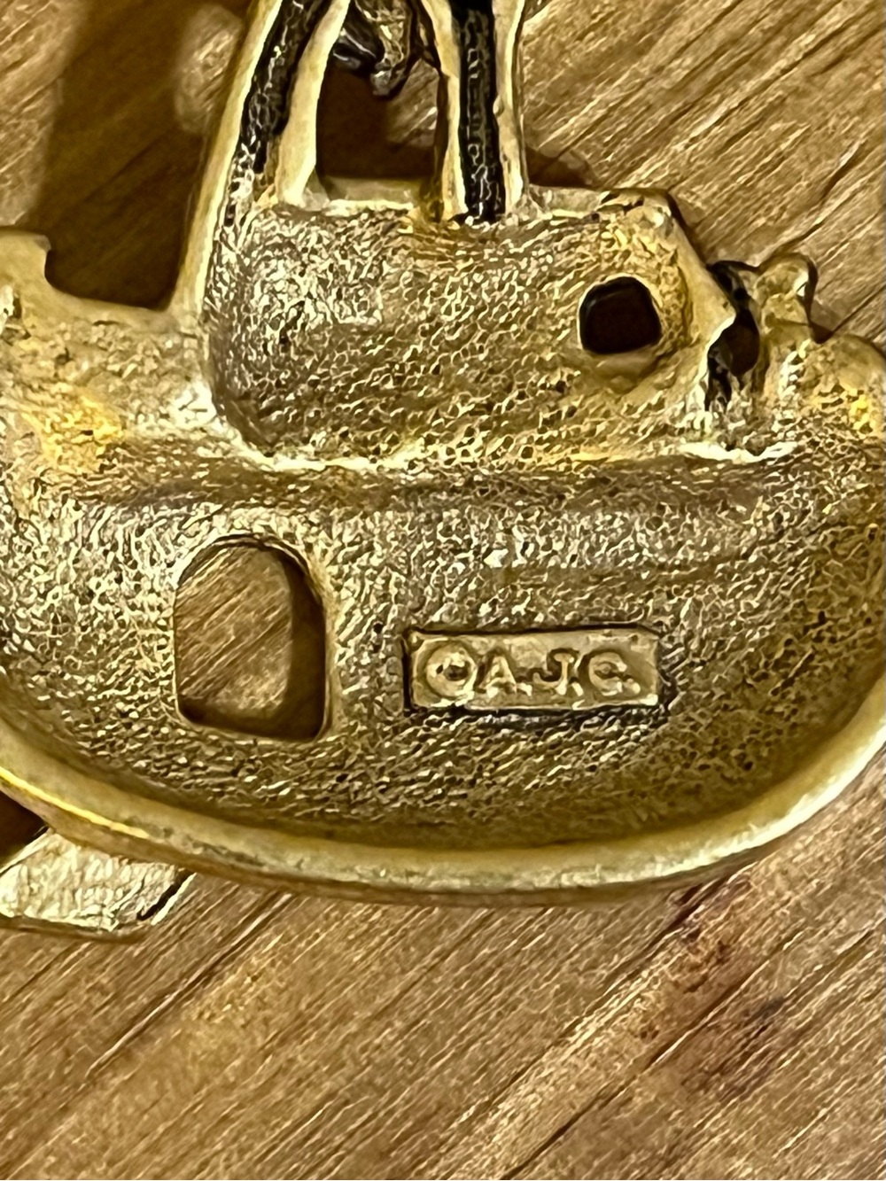 AJC signed Noah’s Ark bracelet in gold tone with a fold over clasp 6 1/4” - Picture 12 of 12